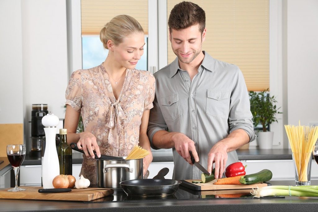cucinare in una cucina funzionale
