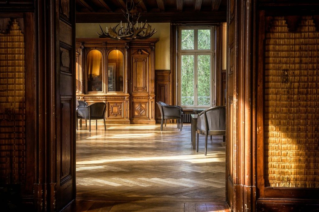 pavimento classico in legno scuro