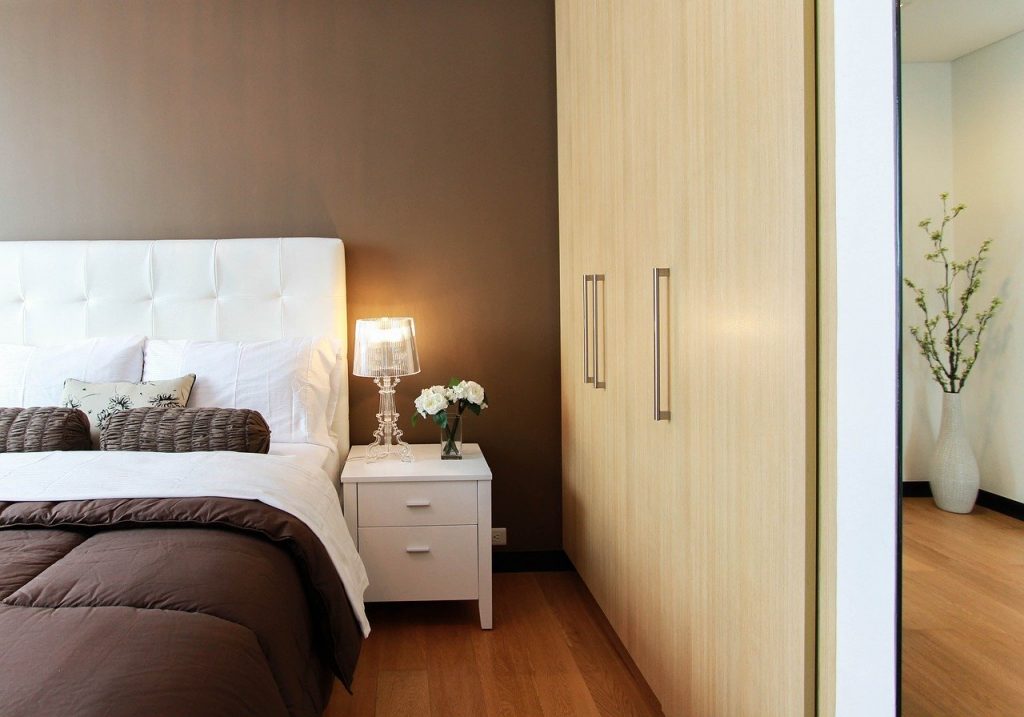 camera da letto con armadio in legno