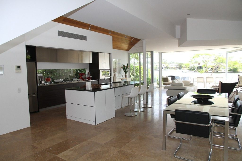 cucina con ampie vetrate