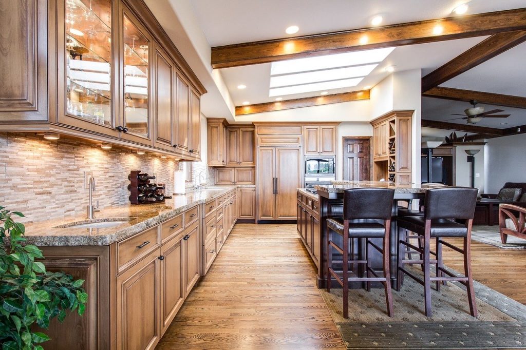 cucina con mobili in legno