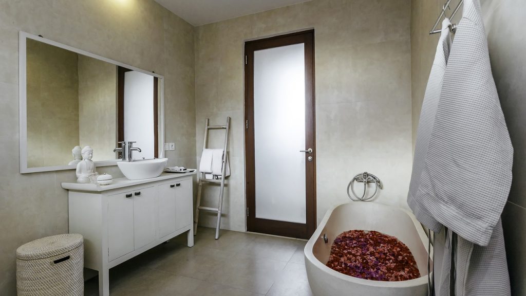mobile da bagno con piedini