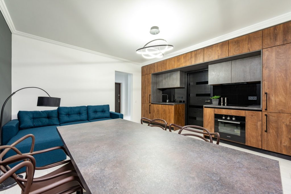 Sala con divano e cucina