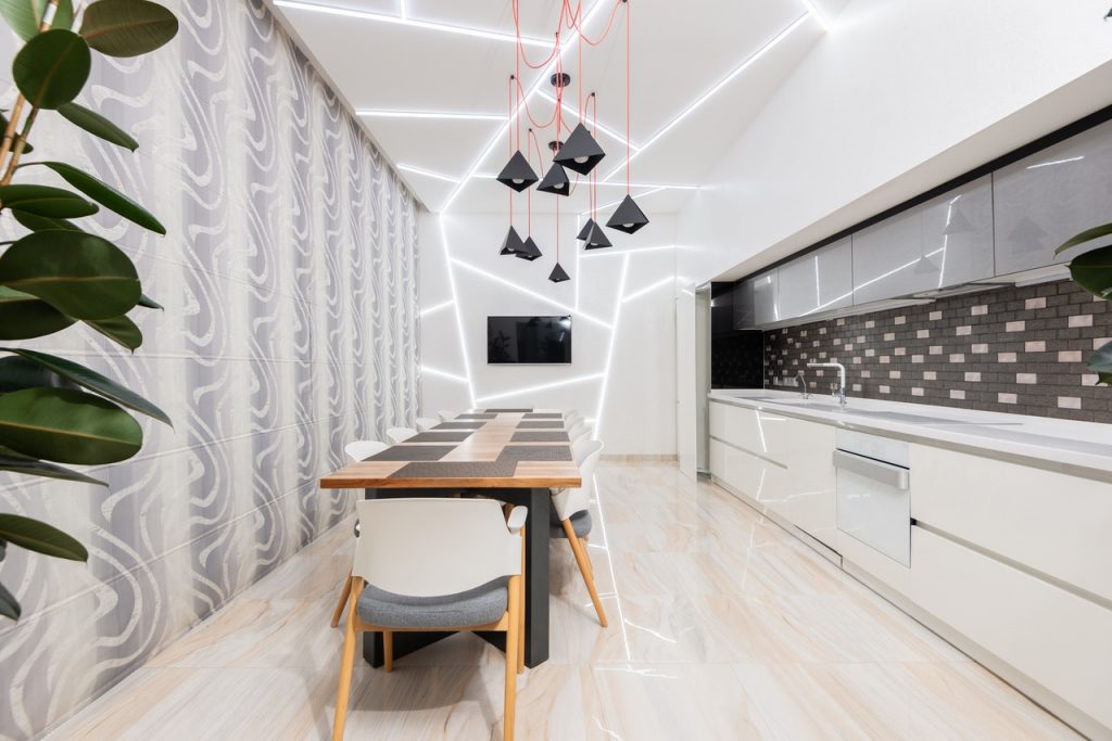Sala da pranzo con tavolo e cucina