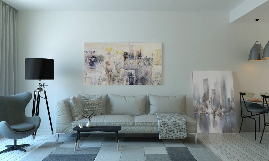Casa arredata nei colori neutri del bianco e grigio