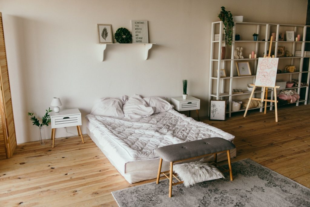 Camera con letto particolare e basso