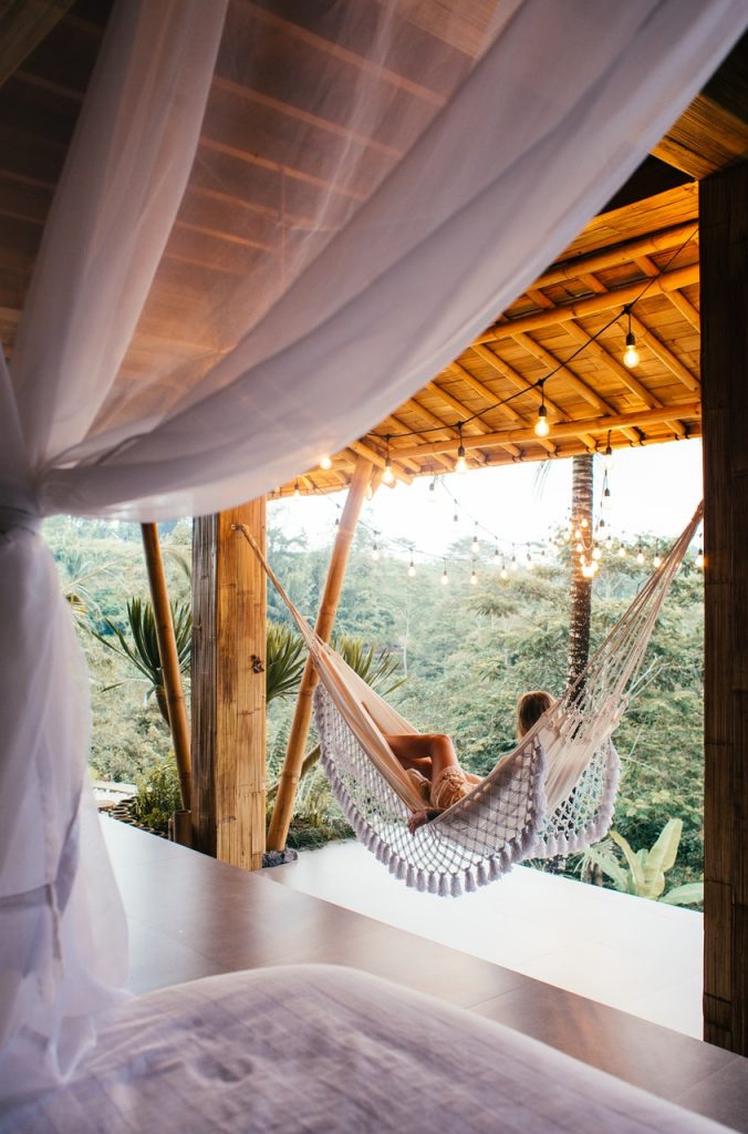 tettoia in legno per area relax in veranda